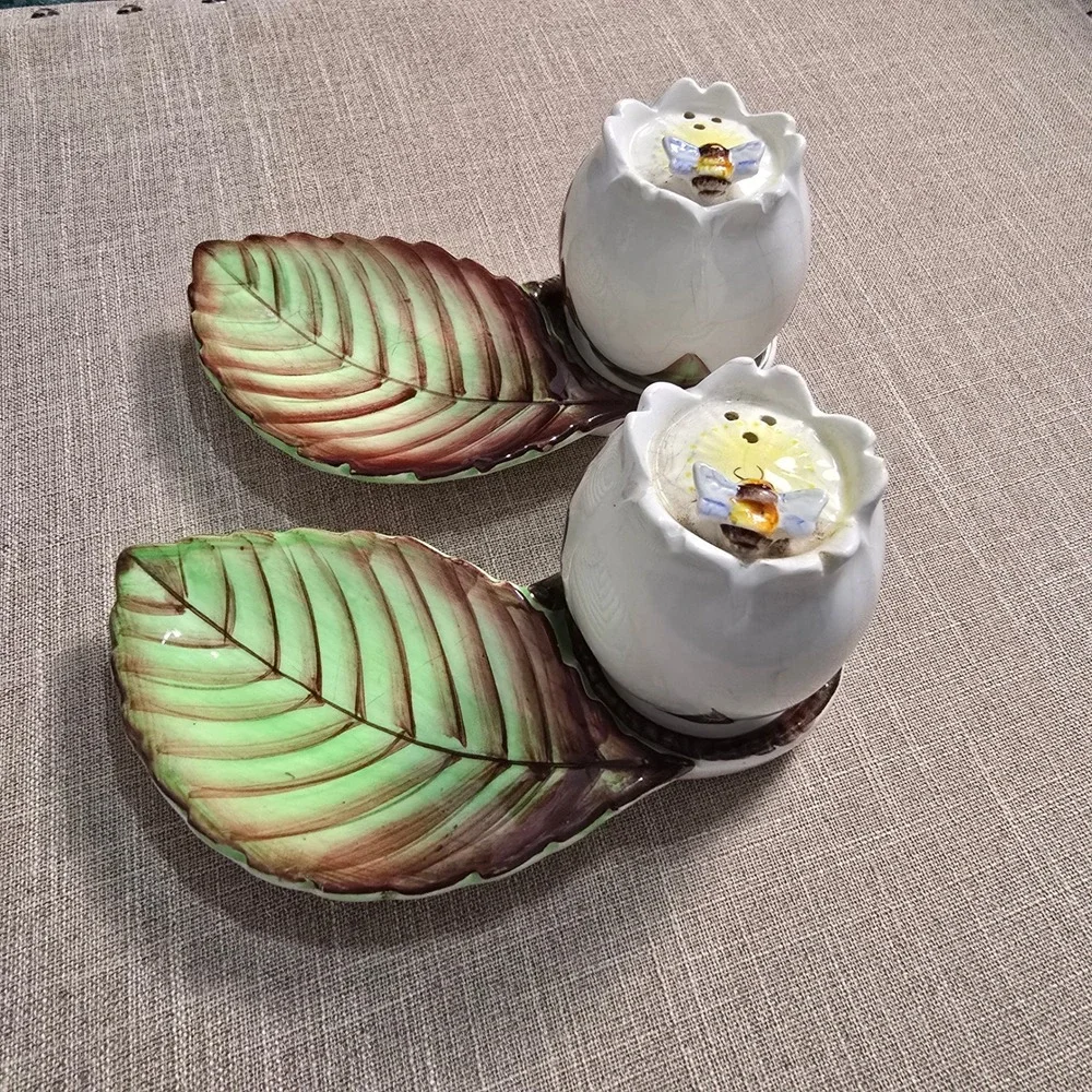 Vintage RARE Lefton‎ Ceramic Salt and Pepper Shakers Bee Leaf Made in Japan Set